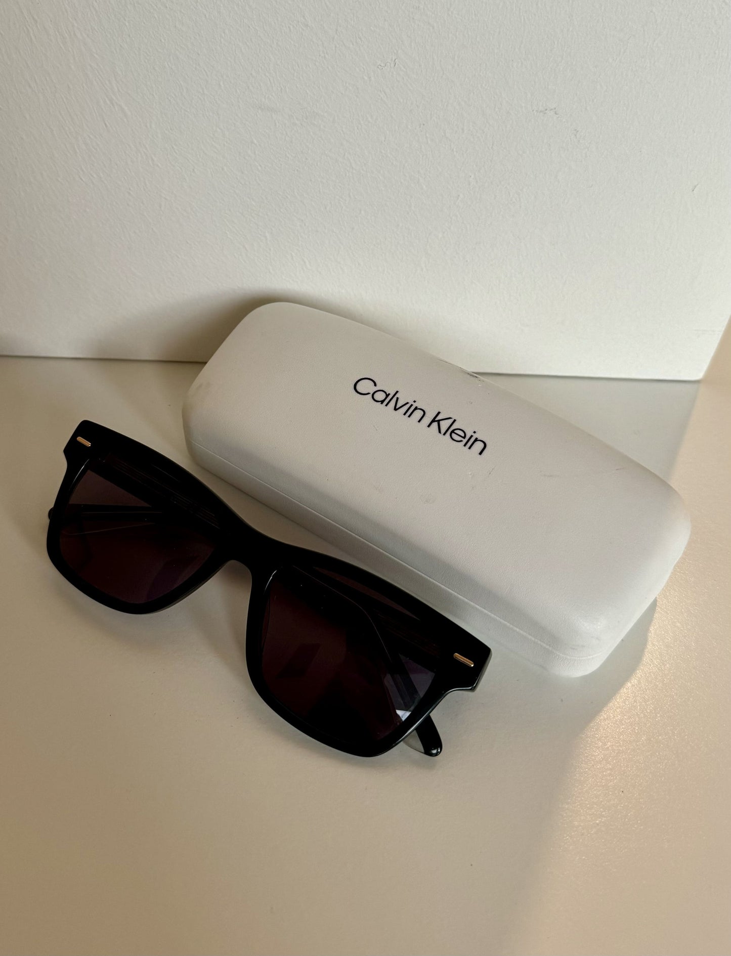 Calvin Klein 1528S